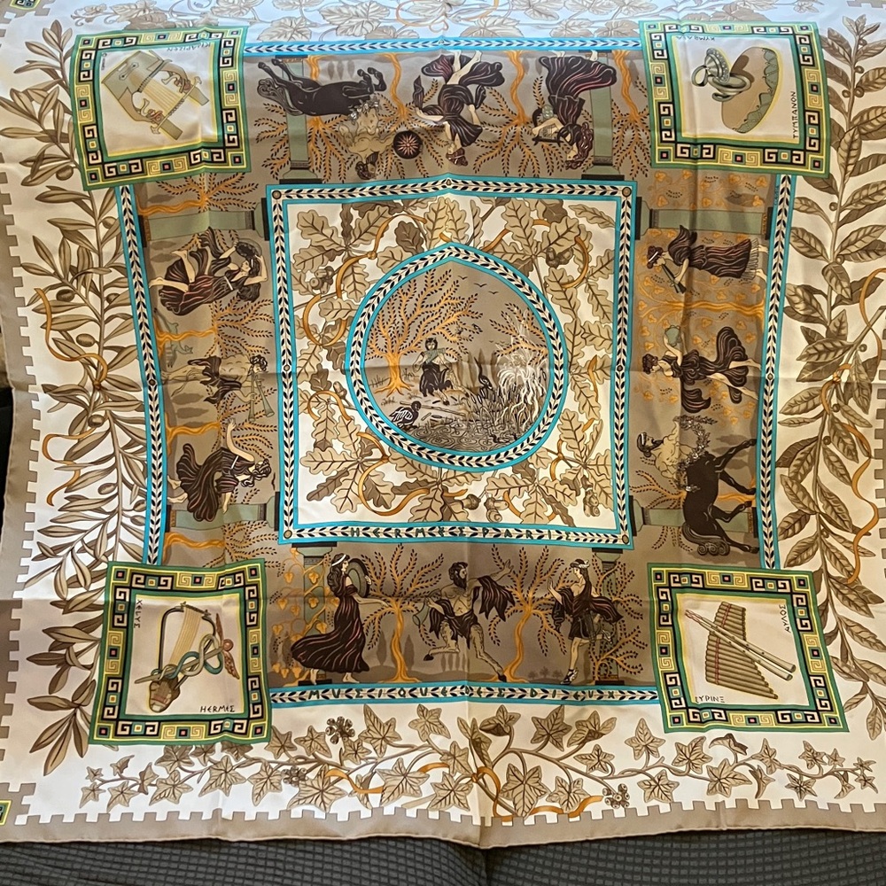 Hermes Musique des Dieux Silk Carre Foulard
